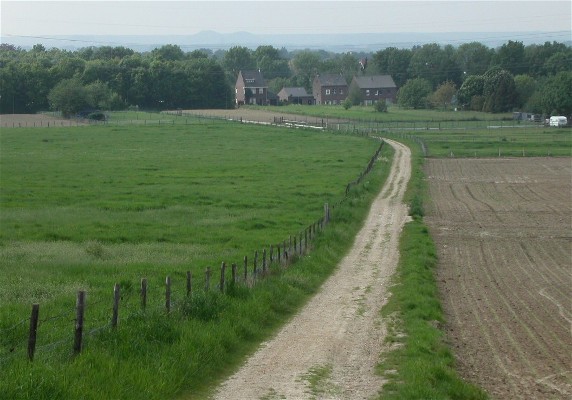 Het voetpad (nu veldweg) over de Heuvel naar Beek. Onderaan de Veestraat bij de huizen ligt het punt “Aan den Quaden Hond”.