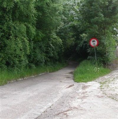 De Énkskeswaeg. Een (als het donker is) enge, smalle weg maar ook een prachtige, lange, 9 meter diepe, holle weg genoemd naar Eiken die erlangs hebben gestaan. Op de foto het oneigenlijke begin van de weg.